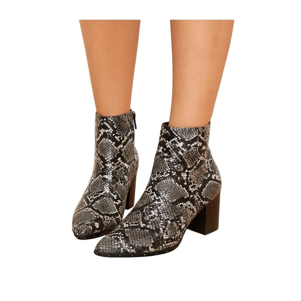 Bar III Size 8.5 Snake Skin Print Synthetic Pull On Black White Ankle Boots